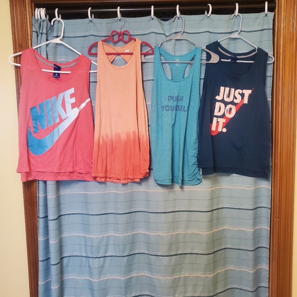 4 workout tanks.  Nike, Old Navy, Gapfit.